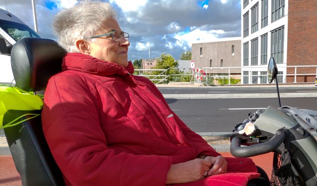 Voor scootmobielrijdster mevrouw Keesenberg uit Leiderdorp is het nu erg lastig in de Leidse Merenwijk te komen. | Foto: J.P. Kranenburg