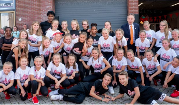 Kirsten Remmers (achteraan, 3e van links) en wethouder Willem Joosten (achteraan, 4e van rechts) met de demoteas voor de nieuwe locatie van de Rode Sneakerz aan de Lijnbaan.
