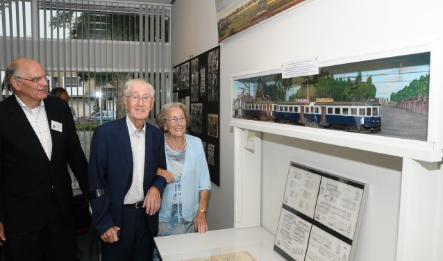 De heer en mevrouw Spruit bij door Cor Spruit gemaakte replica van de Blauwe Tram. | Foto: PR