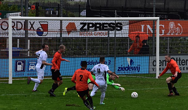 Jaap van Duijn (11) stuit op doelman Mike van de Wijngaart. | Foto: PR