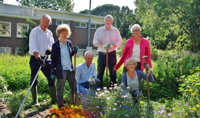 Vrijwilligers aan het werk in de gezellige buurttuin. | Foto Willemien Timmers