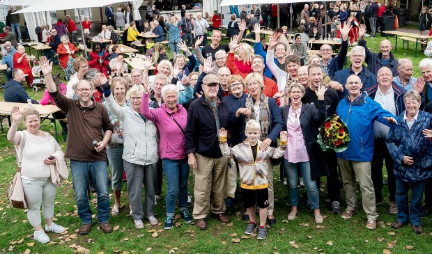 Een deel van de vrijwilligers die zaterdag door de gemeente in het zonnetje werden gezet. Met vooraan (4e van rechts) burgemeester Laila Driessen.