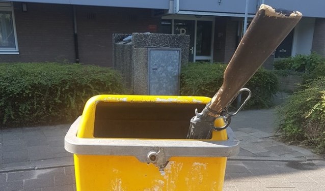 Het wapen in de prullenbak bleek een klappertjespistool. | Foto Politie Leiden Noord - Facebook