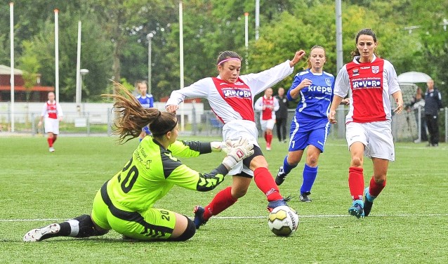 RCL met Jill Sanrodi aan de bal met rechts Esmée Dekker. Sluitpost Naomi Sundermeier voorkomt een doelpunt.