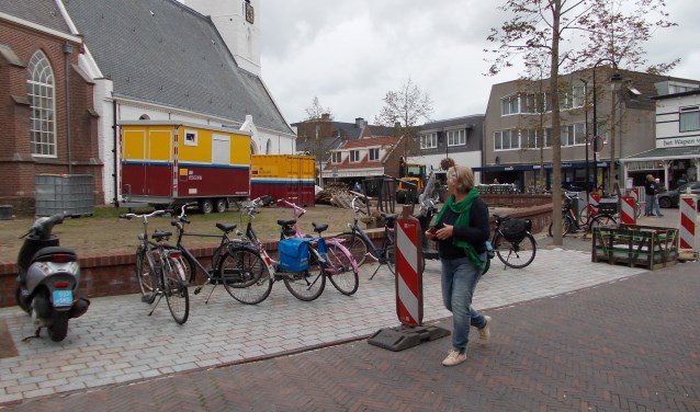 Het hof rondom de Witte Kerk is momenteel parkeerplaats voor stratenmakers materiaal. Foto: Piet de Boer)