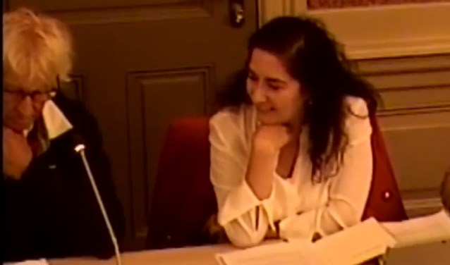 Henk Heemskerk (links) spreekt in. Wethouder Sahin kijkt toe. | Beeld Commissie Ruimte