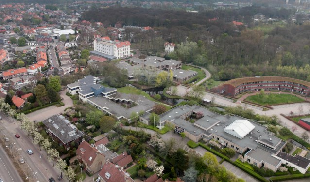 Over drie jaar zijn Centrum '45 en GGZ Rivierduinen geheel vertrokken uit Oegstgeest, en zal het gebied achter het gemeentehuis, alsmede het terrein rondom Kasteel Endegeest anders ingericht worden. | Archieffoto Wil van Elk