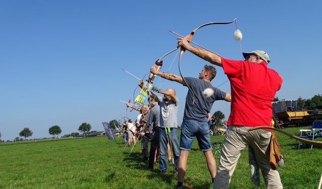 Handboogschutters van Attila proberen dichtbij een vlag te schieten. | Foto PR