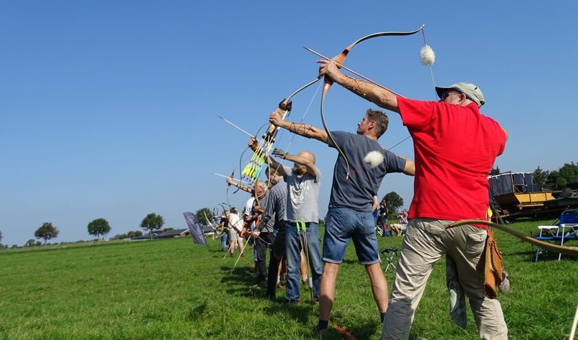 Handboogschutters van Attila proberen dichtbij een vlag te schieten. | Foto PR