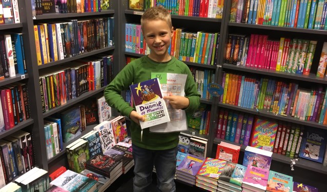 Winnaar Thor Ariaans (7 jaar) koos voor een boek van Dummie de Mummie.