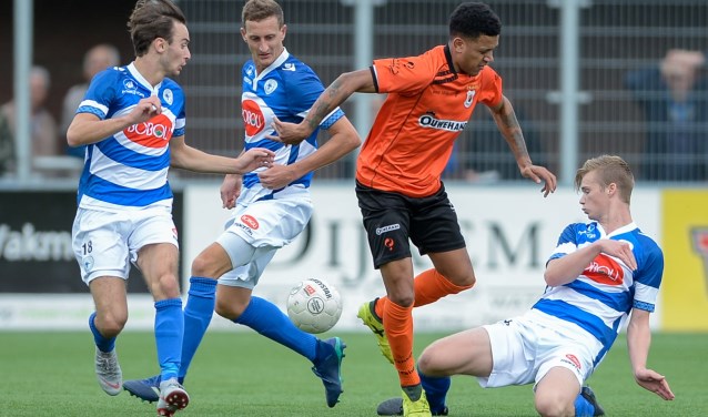Damiano Schet probeert langs de Spakenburgse linie te komen. | Foto: OrangePictures