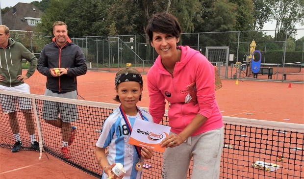 Tygo Caldas,de dagwinnaar Oranje toernooi op woensdag, met Katja Nossik van tennisschool Nossik/Versteeg.