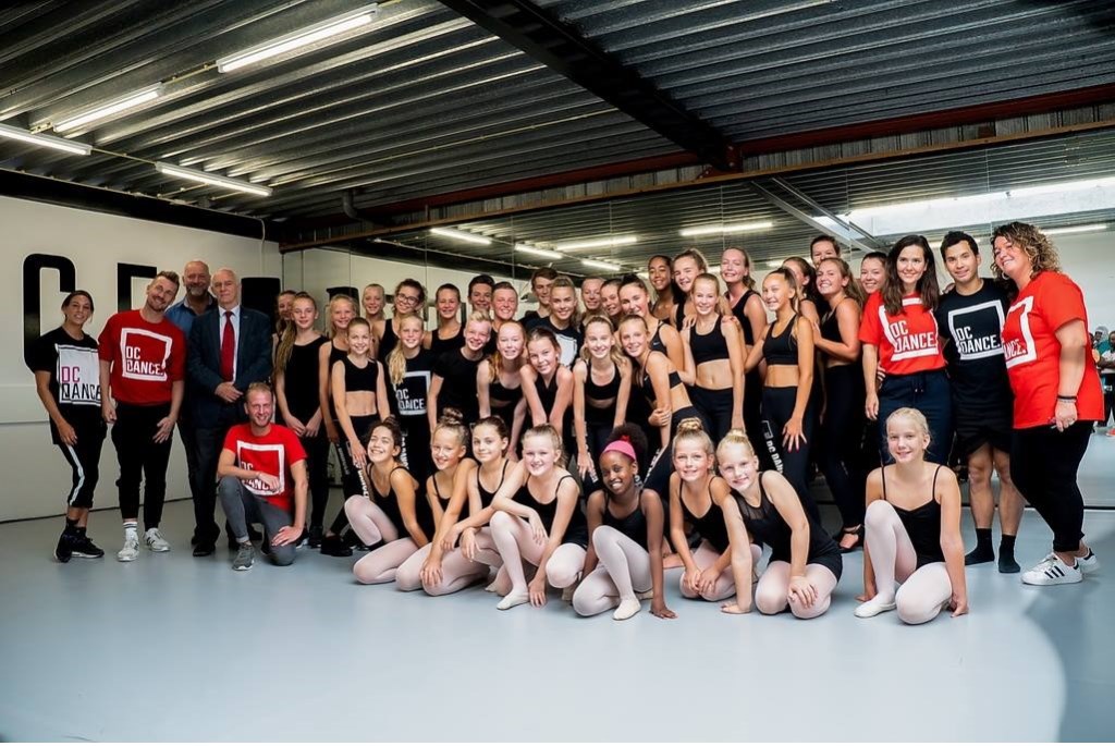 Leerlingen van DC Dance met oprichter Dion Hoppenbrouwer, LPL fractievoorzitter Hugo Langenberg en wethouder Jeff Gardeniers (2e, 3e en 4e van links).