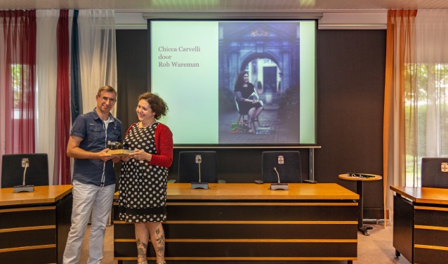 Winnaar Rob Wareman en model Chicca Carvelli houden trots de wisselprijs vast. | Foto Wil van Elk