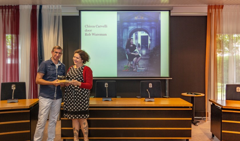 Winnaar Rob Wareman en model Chicca Carvelli houden trots de wisselprijs vast. | Foto Wil van Elk