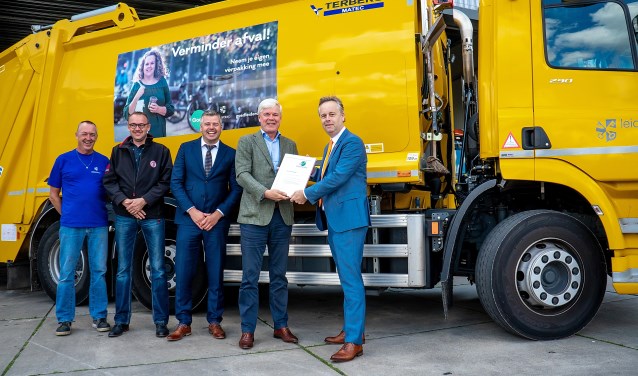 Directeur Matthijs Verhaar van Profile International overhandigt het certificaat aan wethouder Willem Joosten (geheel rechts). | Foto: J.P. Kranenburg