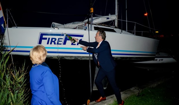 Onder toeziend oog van burgemeester Laila Driessen doopt sportwethouder Willem Joosten de Fire Fly met champagne.