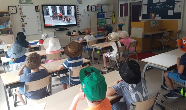 De leerlingen van groep 5/6 van de Leiderdorpse Gomarusschool keken vandaag in de klas naar de live uitzending van Prinsjesdag... mèt hoed op.