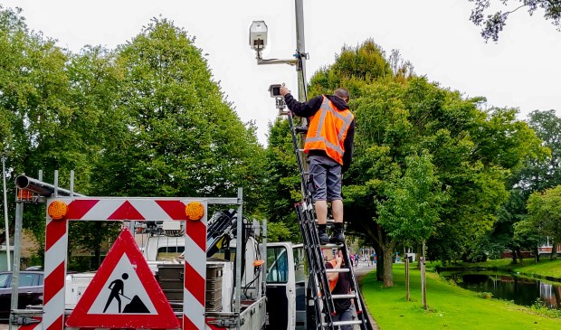 Een kentekenregistratiecamera wordt opgehangen in de Van der Marckstraat.