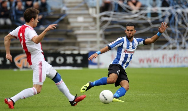 Mohamad Mahmoed passeert Jack van Moerkerk van Ajax. | Foto: OrangePictures