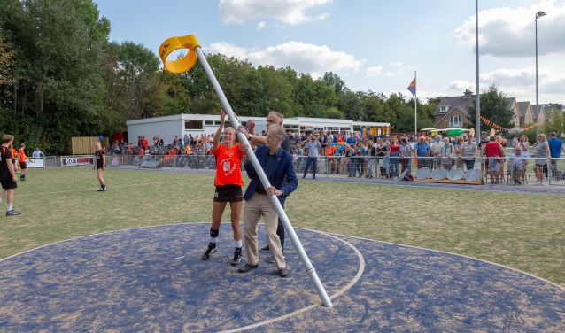 Wethouder Jan Nieuwenhuis plaatste de korf als opening van de nieuwe velden van Fiks. | Foto Wil van Elk