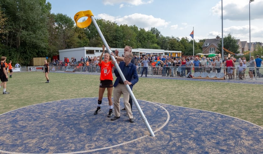 Wethouder Jan Nieuwenhuis plaatste de korf als opening van de nieuwe velden van Fiks. | Foto Wil van Elk