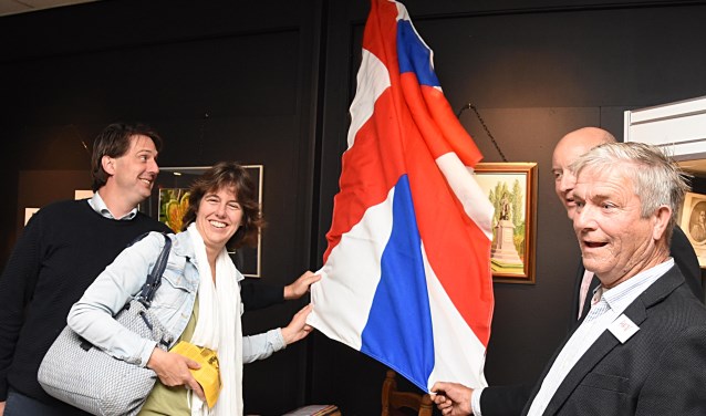 De HKV vereniging wist twee nazaten van Herman Boerhaave te traceren om een schilderij van de Voorhoutse kunstenaar Jan Floor te onthullen. | Foto: PvK