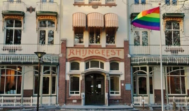 Voor het Oegstgeester gemeentehuis wappert de regenboogvlag.