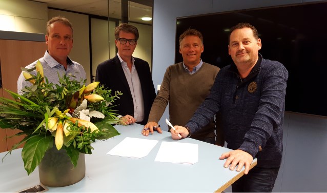 Marcel van Schaik (bestuurslid, links) en voorzitter Willem Heemskerk met daarnaast het ontwerpteam Jack van der Ende en Eric Pannenborg (r).