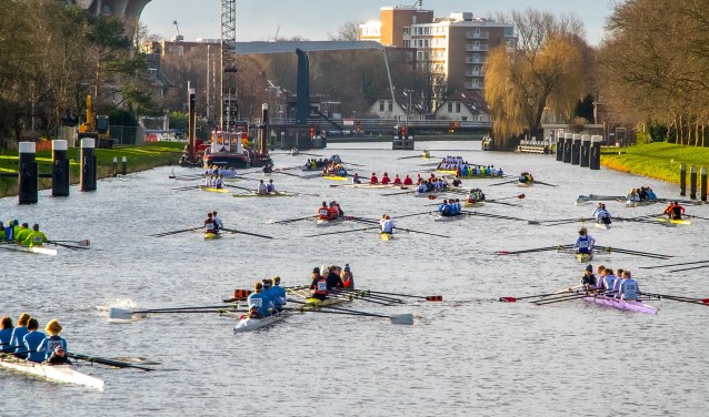 Boten in allerlei samenstellingen liggen te wachten tot ze kunnen oproeien naar de startlijn. | Foto: J.P. Kranenburg