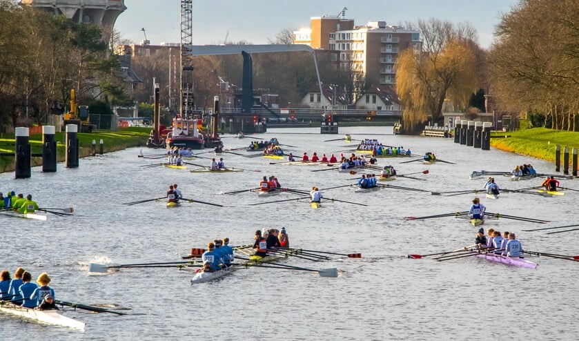 Boten in allerlei samenstellingen liggen te wachten tot ze kunnen oproeien naar de startlijn. | Foto: J.P. Kranenburg