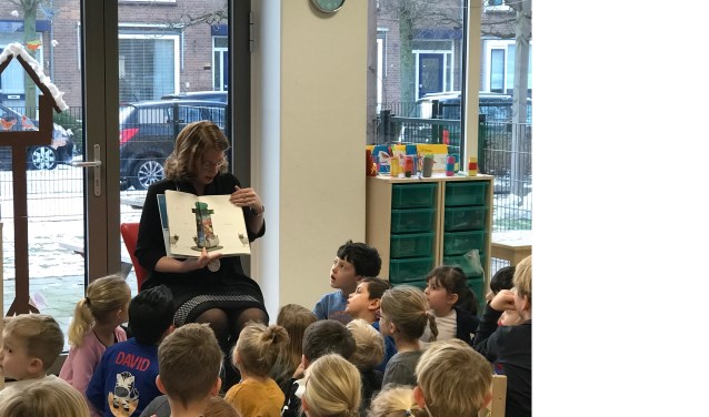 Ademloos luisteren de leerlingen naar burgemeester Carla Breuer.