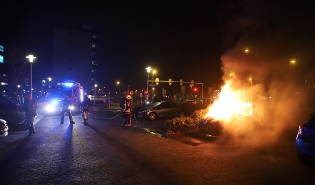 De brandweer blust een brandende auto aan de Dennenschans.