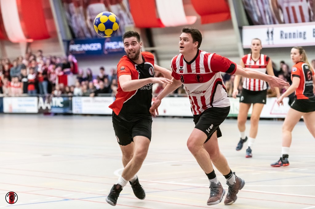 Mick Snel in duel met Marcel Segaar.