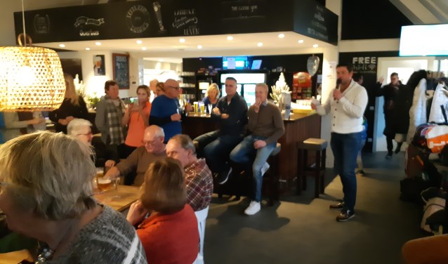 Peter Warmerdam deelt de prijzen uit. | Foto: pr.