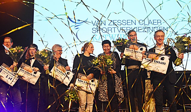 Alle winnaars en afgevaardigden van de niet aanwezige teams. | Foto: Piet van Kampen