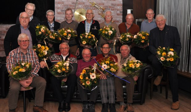 Zittend v.l n r. P. Van der Panne, J.M. van Duijvenbode, C. van Duijvenvoorde, B. Remmelzwaal,
C. Ketting.
Staand v.l n r. A. van der Boon, H.G. van der Hoven, G.M. van der Gugten, K. Heemskerk, IJ. Varkevisser, S. van der Meij, J. van Vliet, J. van Duijn, C. van der Spijk. Niet aanwezig: G.J. den Haan