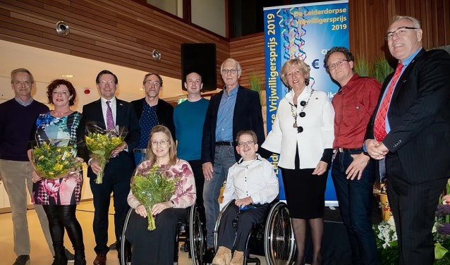 Alle winnaars bij elkaar. V.l.n.r. staand Marco Borst en Annemiek de Groot van de Sint Nicolaas Intocht Leiderdorp, Wim Schellekens en Jan de Meij van Fietsmaatjes LeidenLeiderdorp, Steven van der Laan en voorzitter Ger Sweys van Jespa, burgemeester Laila Driessen, Raoul Knaap van Fietsmaatjes en Joop Pardoel van Jespa. Zittend: Conny Keijzer en Ronald Brouwer van Jespa.