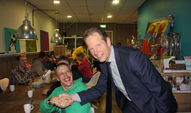 Een hand ván en op de foto mét de burgemeester is natuurlijk heel bijzonder. | Foto: Annemiek Cornelissen