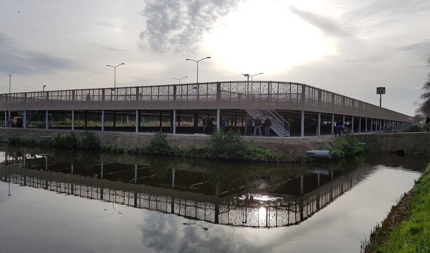 Het parkeerdek bij station Sassenheim is vanaf eind april gedeeltelijk afgesloten vanwege werkzaamheden. | Foto: pr.