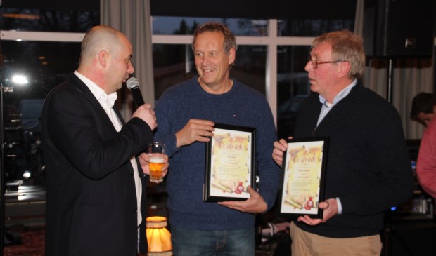 Voorzitter Rogier Hoeijmans met Bart Krol en Paul Jochemsz (r). | Foto: pr./Petra Dofferhoff