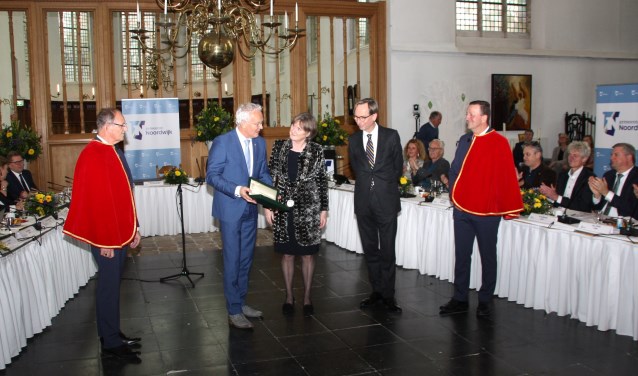 De overdracht van de ambtsketen werd voorafgegaan door een samenspraak tussen de gemeentebodes. | Foto: WS