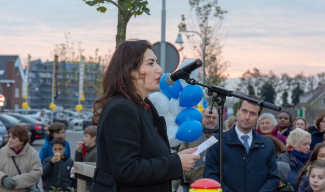 Wethouder Huri Sahin bij de opening van winkelcentrum Nieuw Rhijnzicht. | Archieffoto Wil van Elk