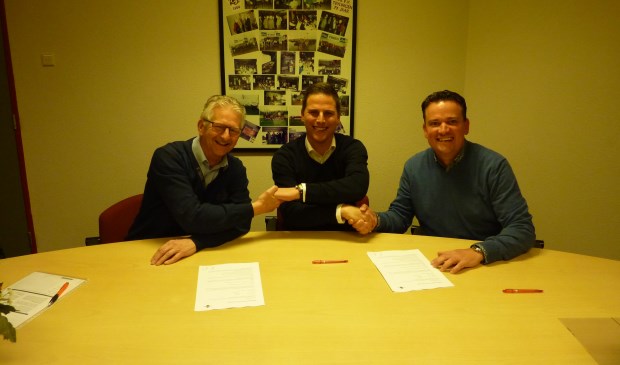 Martijn Lagendijk (m) tekent het contract voor één seizoen. | Foto: pr.