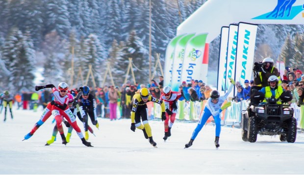 Iris van der Stelt, Kelly Schouten en Carla Ketellapper-Zielman sprinten voor de overwinning.