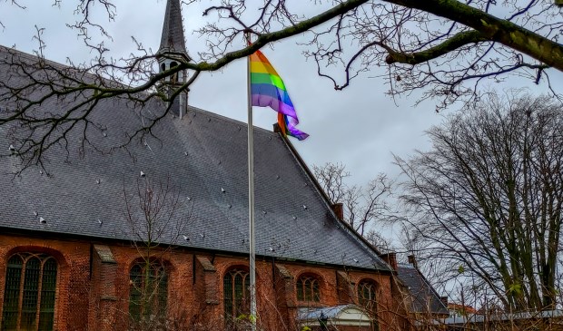 Sinds eind vorige week wapperen er regenboogvlaggen bij de Dorpskerk (foto) en de Scheppingskerk.