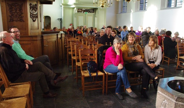 Gezelligheid in de Groene Kerk tijdens het luiden van de klokken. | Foto's Willemien Timmers