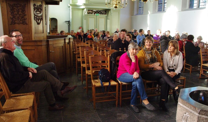 Gezelligheid in de Groene Kerk tijdens het luiden van de klokken. | Foto's Willemien Timmers