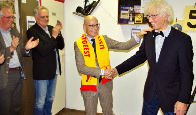 Burgemeester Jaensch kreeg de eerste jubileumsjaal omgehangen, en Henk Heemskerk ontving voor al zijn inzet een echte Oegstgeester vlinderdas. | Foto Willemien Timmers