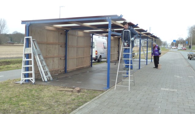 Vlak voor Keukenhof opent, bouwen de standhouders hun bollenkramen op aan de Westelijke Randweg.
